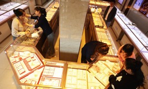 国际黄金期货大涨超3%,续刷历史新高!比特币跌超2%,加密币全网24小时52亿元蒸发!美联储官员:应降息50个基点……