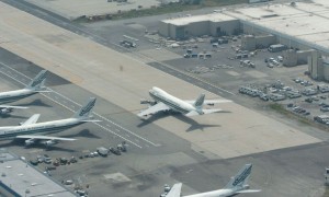 进港飞机报告发动机故障 美肯尼迪国际机场地面停飞