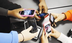 原创 
            消费者猛抢,4999的iPhone17已无货,国产手机恐慌了