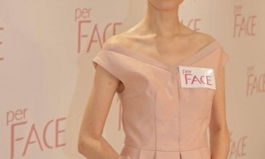 偶遇梁洛施和儿子逛商场,15岁李长治跟妈妈一样高,侧脸像李泽楷