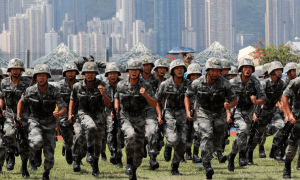 解放军打头阵,10国军队齐聚奔赴伊朗,哈梅内伊终于等到“救星”