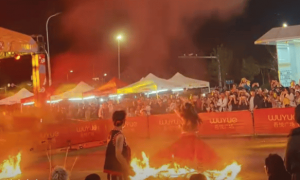 两名女演员跳“火裙舞”,一人裙子被引燃烧伤腿,昆明当地介入调查