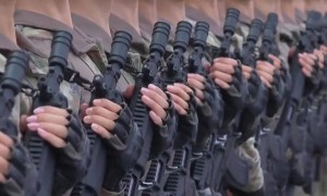 新一代制式步枪亮相九三阅兵,约为6瓶水重有效射程800米,被称作“枪界变形金刚”