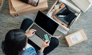 “99.21%男性过劳猝死”“女性月均消费破万”?这份刷屏的“报告”翻车了!