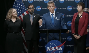 NASA宣布在火星上发现生命迹象,然后要找白宫出钱,把样本运回地球