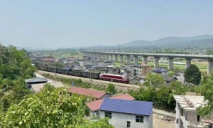 张家界15岁智力残疾女孩被火车撞亡一审庭审持续3小时,未当庭宣判,家属索赔127万;此前该路段曾有多人被撞身亡