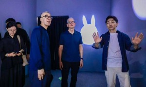 库克再度到访中国:首站现身LABUBU上海展览,还与王宁互动