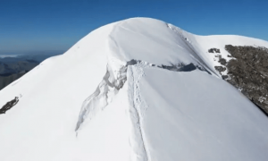 康定那玛峰一人滑坠落崖,当地教体局:人找到了,已死亡