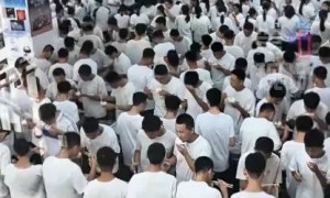 山东一中学食堂无座椅,学生站着用餐,校方回应:一直都没座位,是学校的一种传统