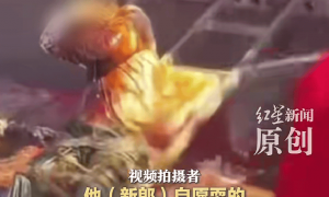 洛阳一新郎被绑在梯子上围观,众人向其泼洒酱油啤酒,拍摄者称“新郎系自愿”,当地:已沟通教育